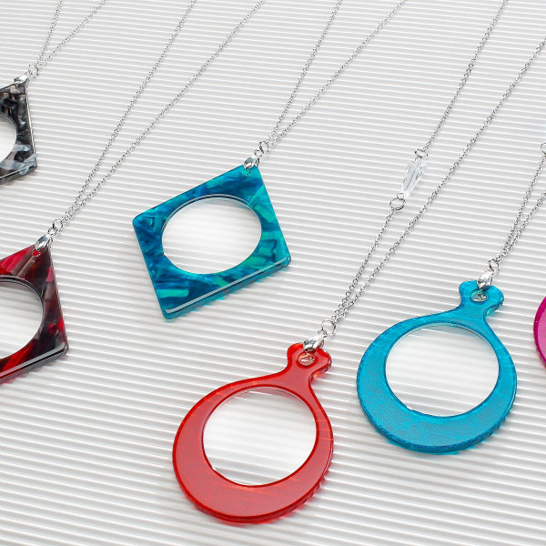 Přívěsek na krk s lupou z kolekce Airport